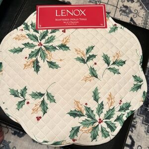 Lenox Scattered Holly Toile 15” set of 4 reversible quilted placemats